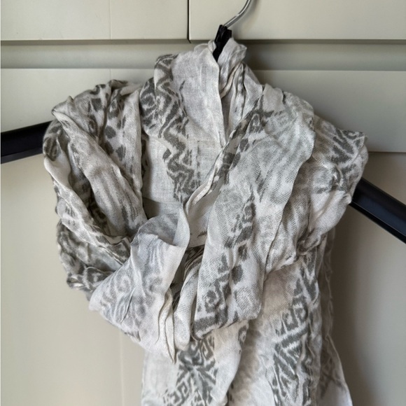 NWT Chico's Patterned Scarf/Wrap Approx 20x72 Off White & Gray - Picture 2 of 7